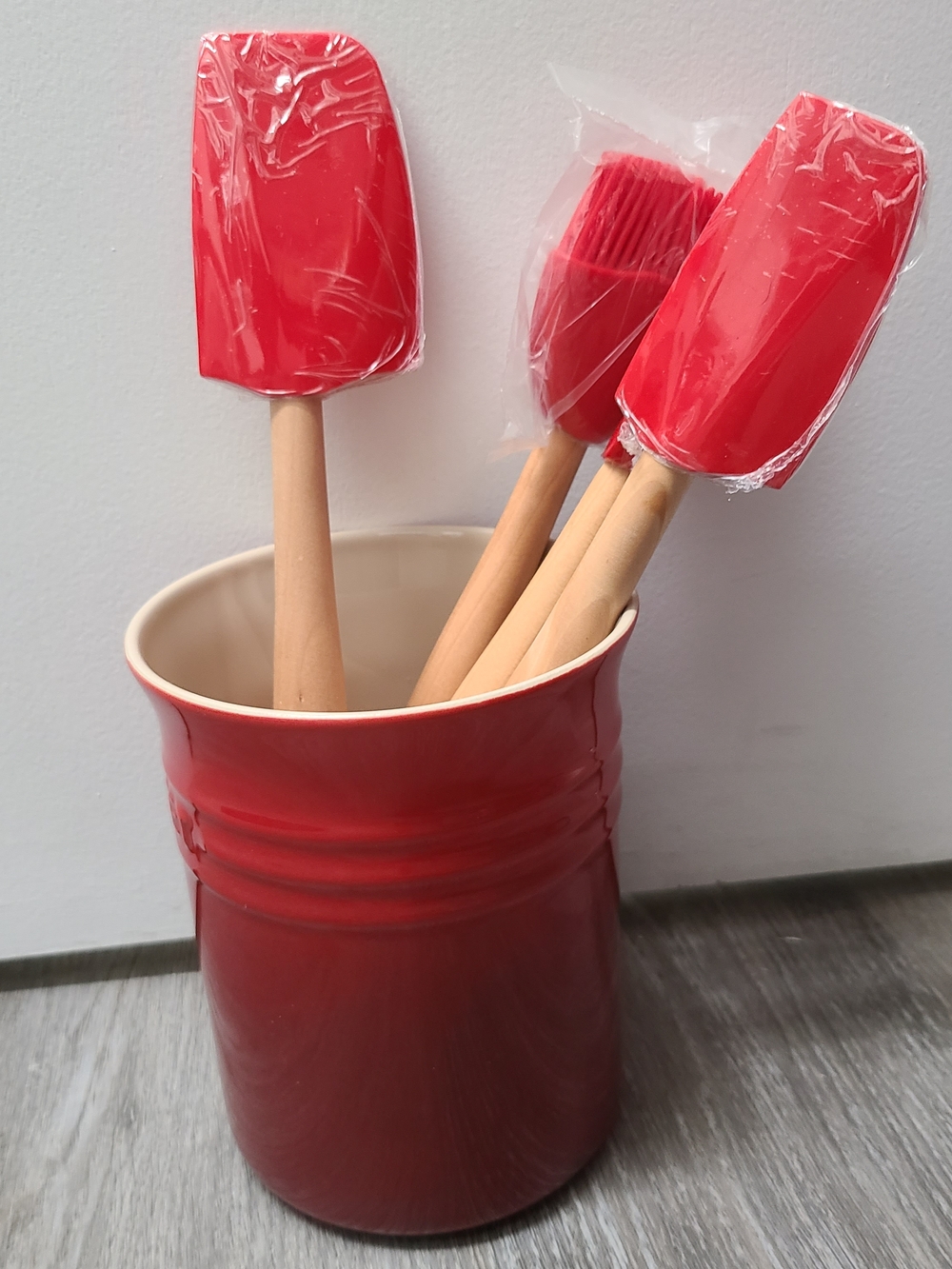 Le Creuset Cerise Stoneware Utensil Crock with Red Silicone Spatulas - Picture 4 of 4
